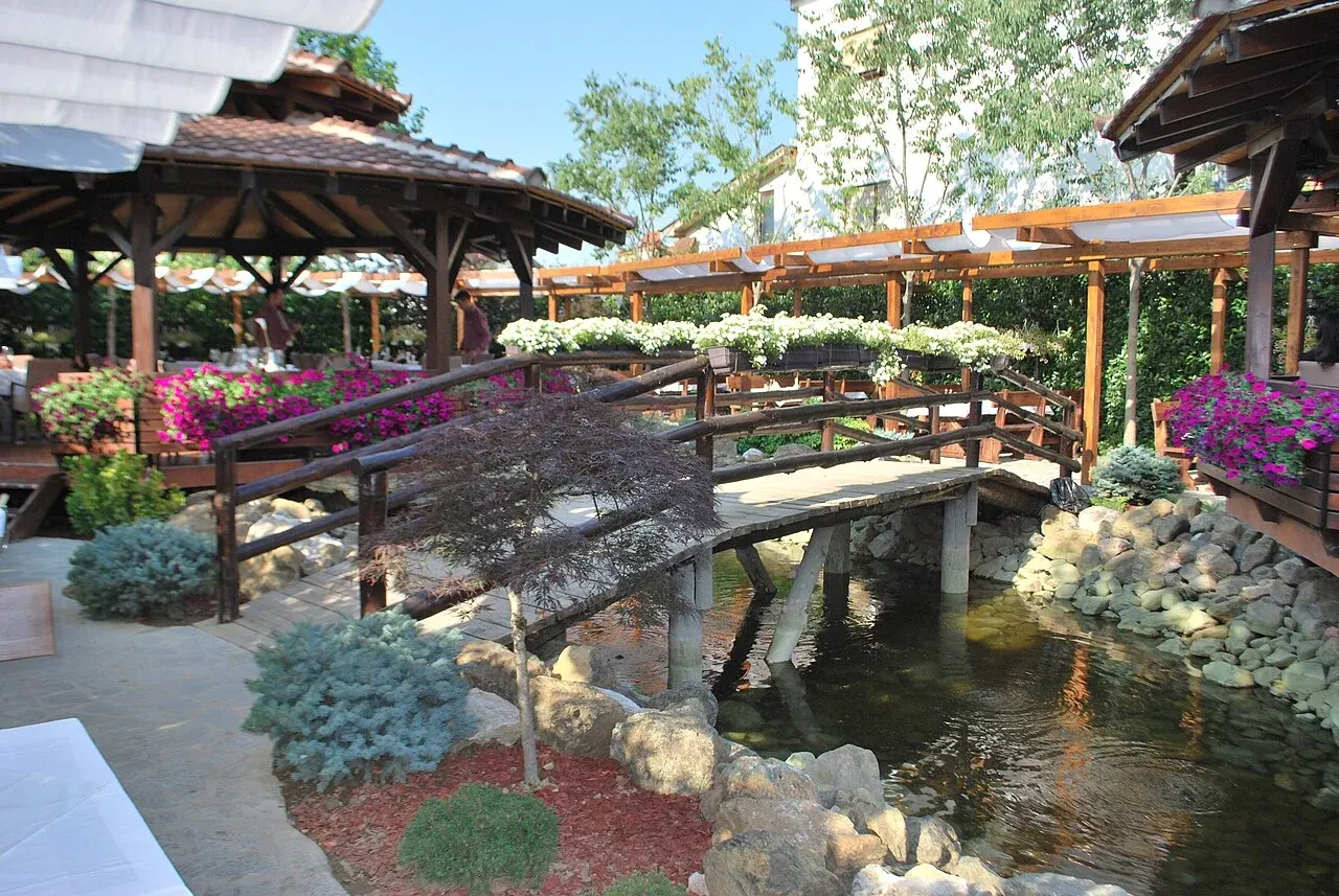 Терасата на Ресторан Бакал во пролет